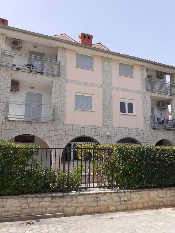 Apartma Lola *